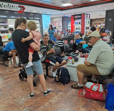 Vacanța a început cu un coșmar: peste 6 ore de așteptare pe Aeroportul Timișoara pentru un grup de turiști care mergeau spre Tunisia