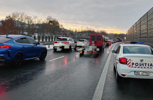 Se formează coloane de mașini pe autostrada A1, în zona Holdea. Poliția recomandă rute alternative și să circulăm cu atenție