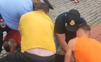 Bărbat agresiv, imobilizat cu ajutorul cetățenilor, lăsat în libertate după ce a lovit un polițist local din Timișoara