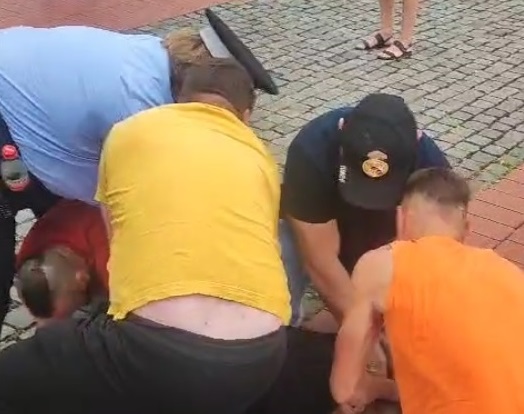 Bărbat agresiv, imobilizat cu ajutorul cetățenilor, lăsat în libertate după ce a lovit un polițist local din Timișoara