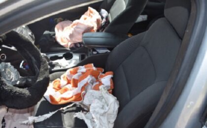 Sistem de escrocare la scară largă a cumpărătorilor de mașini rulate: samsarii folosesc bucăți de țesătură în loc de airbag-uri