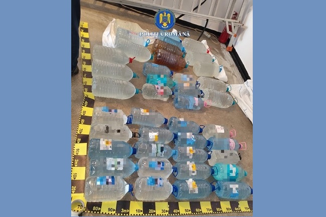 Aproape 900 de litri de alcool, descoperiți de polițiști în trafic și la locuința unui bărbat