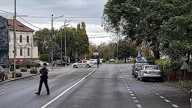 O zonă întreagă din municipiul Arad este evacuată existând suspiciunea că pe autoturismul unei femei a fost montat un dispozitiv străin