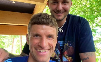 Un român din vestul țării, stabilit în Germania, frizerul vedetelor din Bundesliga