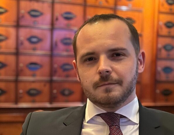 Ministrul timișorean Alexandru Rogobete amenință cu concedierea medicii de la stat care pleacă înainte de program