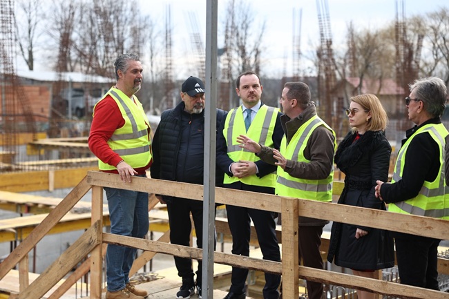 Ministrul Rogobete, în vizită la Lovrin, unde se construiește cel mai mare centru de recuperare medicală din vestul țării 1 Ministrul Rogobete, în vizită la Lovrin, unde se construiește cel mai mare centru de recuperare medicală din vestul țării