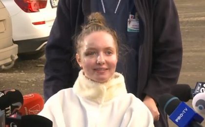 Miracol! Fata căreia medicii i-au reimplantat brațele a fost externată din spital și va petrece noaptea dintre ani alături de familie