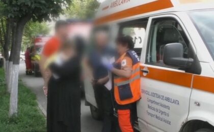 21 de turiști, inclusiv 6 copii, preluaţi cu ambulanţele de la o vilă de pe litoral