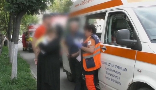 21 de turiști, inclusiv 6 copii, preluaţi cu ambulanţele de la o vilă de pe litoral