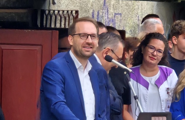 Primarul Timișoarei i-a anunțat pe elevii unui liceu de top din oraș că le renovează școala, dar nu le-a spus că ei nu se vor mai întoarce vreodată acolo 1 Primarul Timișoarei i-a anunțat pe elevii unui liceu de top din oraș că le renovează școala, dar nu le-a spus că ei nu se vor mai întoarce vreodată acolo