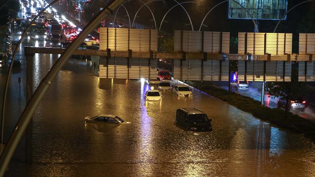 Capitala Turciei, lovită de inundații. Metroul și străzile din Ankara, blocate de apa care s-a revărsat (video)