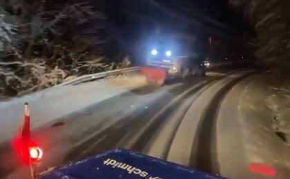 Polei și gheață pe șosele. DRDP Timișoara a împrăștiat peste 630 de tone de material antiderapant (video)
