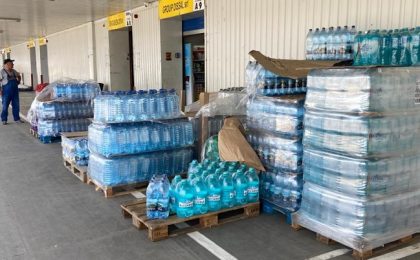 Dacă aveați dubii cum se depozitează apa îmbuteliată în unele magazine din Timișoara... vă lămurește Protecția Consumatorilor
