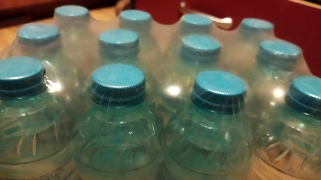 Apa îmbuteliată conţine sute de mii de particule de plastic pe litru