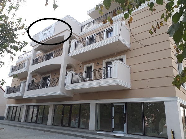 Bannerul cu “apartamente de vânzare” este arborat și acum pe fațada blocului