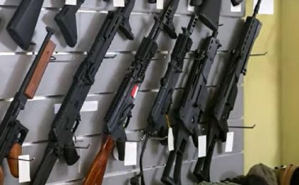 O companie de armament din SUA a scos la vânzare ”mini-arme de asalt” pentru copii, după o serie de atacuri armate în California