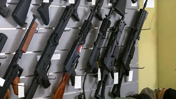 O companie de armament din SUA a scos la vânzare ”mini-arme de asalt” pentru copii, după o serie de atacuri armate în California