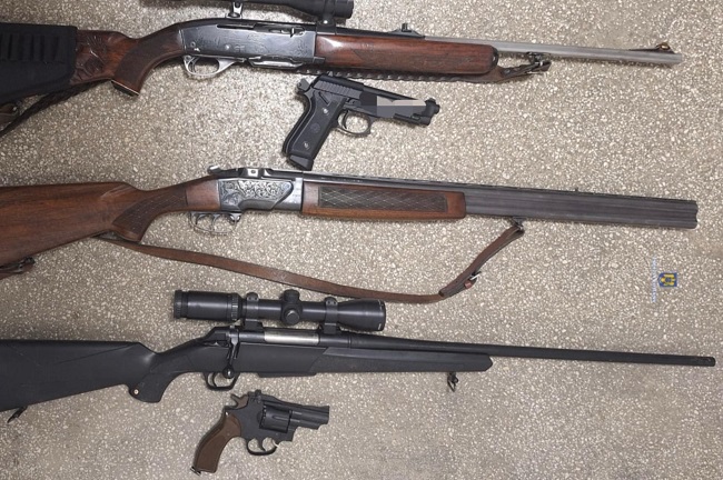 Arme confiscate de poliţişti