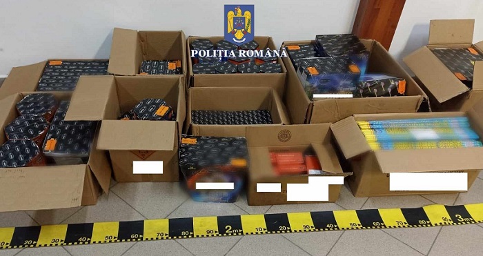 Peste 400 de kilograme de materiale pirotehnice, confiscate de poliţişti. Erau vândute "la liber" baterii de artificii din categoriile F2 şi F3
