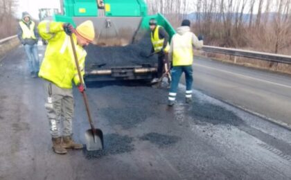 Antreprenorul Drumuri și Poduri Banat astupă gropile de pe Centura Caransebeșului