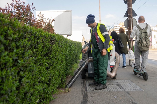 Primăria anunţă că, la Timișoara, intră în funcțiune aspiratoare pentru curățarea trotuarelor