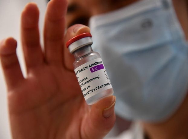 Recomandare ca persoanele sub 60 de ani care au primit prima doză din serul anti-COVID-19 de la AstraZeneca să fie vaccinate cu un produs diferit la rapel