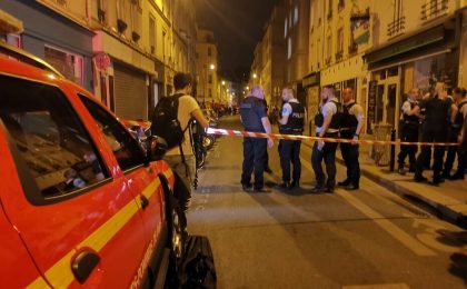 O persoană a fost împuşcată mortal şi alte patru au fost rănite, luni seară, la Paris, relatează AFP.