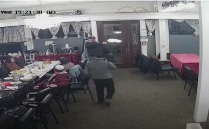 Un rus deschide focul într-o sinagogă din SUA, dar oamenii stau calmi. Unul s-a ridicat chiar să răspundă la telefon