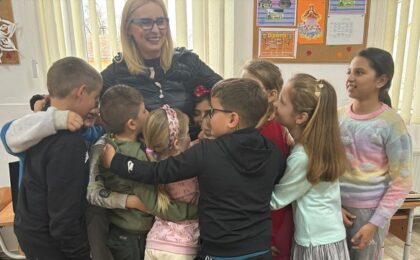 Vizitele neanunțate ale inspectorului școlar general din Timiș în unitățile de învățământ se lasă cu îmbrățișări și zâmbete