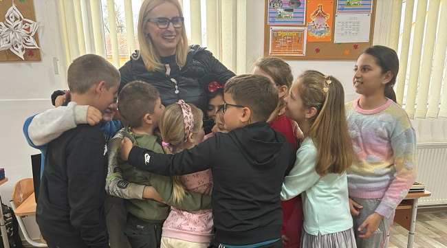 Vizitele neanunțate ale inspectorului școlar general din Timiș în unitățile de învățământ se lasă cu îmbrățișări și zâmbete