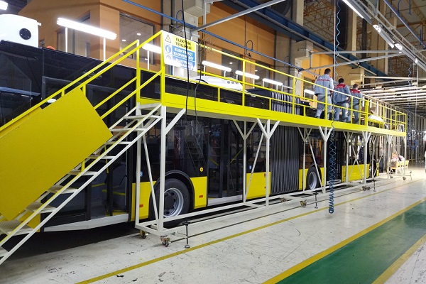 Dominic Fritz: „În câteva zile pleacă spre Timișoara primele patru autobuze electrice”. Culorile sunt galben-negru-alb (foto)