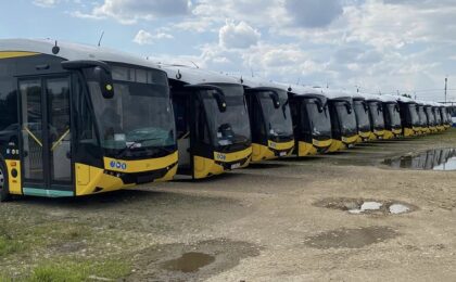 La Timişoara, noile autobuze stau abandonate pe maidan, iar călătorii aşteaptă în staţii mai rău ca la ţară | Foto