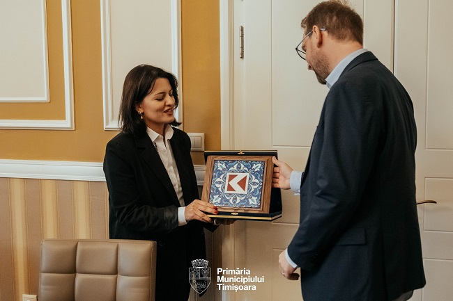 Dominic Fritz și Hande Nur Kirişoğlu au semnat contractul pentru 30 de autobuze electrice de mici dimensiuni
