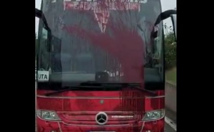 Autocarul fotbaliştilor de la UTA, vandalizat de suporteri ai rapidului. Video