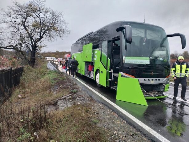 Au rămas în drum. 35 de persoane care se îndreptau cu autocarul spre Germania au fost ajutate de pompieri