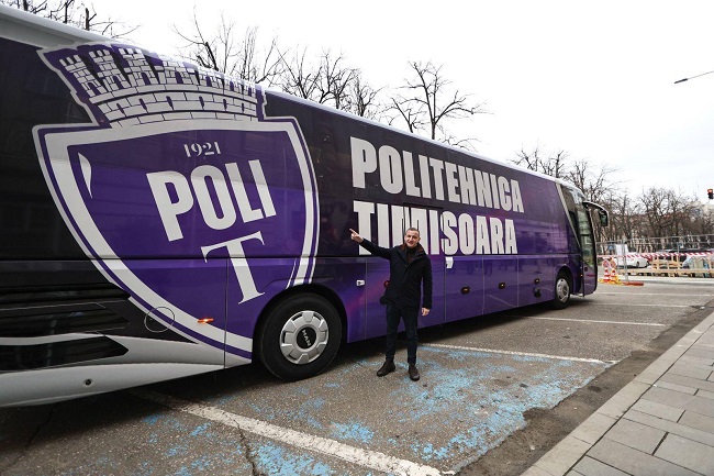 Autocar modern pentru Politehnica Timişoara, de la... Moş Crăciun (foto) 1 Autocar modern pentru Politehnica Timişoara, de la... Moş Crăciun (foto)