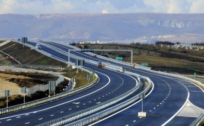 România are de aproape 10 ori mai mulți kilometri de drumuri de pământ decât de autostradă. Cum stau țările vecine