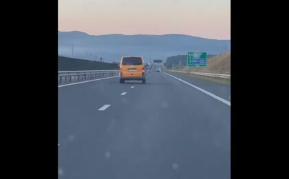 Şofer filmat circulând periculos pe autostrada A1 Timişoara - Deva. Nu faceţi ca el!