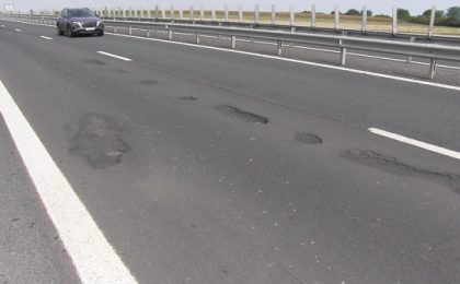 "Dezastru ce e aici. Nu se face nimic în România". Autostrada Arad-Nădlac arată ca un drum de ţară ciuruit