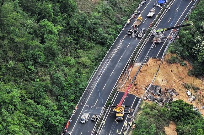 China: 19 persoane au murit după prăbușirea unei autostrăzi