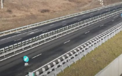 O autostradă din România, abia inaugurată, o ia la vale. Alunecare de teren în rambleu și crăpături în asfalt