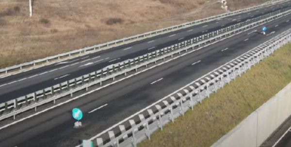 O autostradă din România, abia inaugurată, o ia la vale. Alunecare de teren în rambleu și crăpături în asfalt