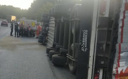 Trafic îngreunat pe DN 6 din cauza unui autotren răsturnat pe șosea