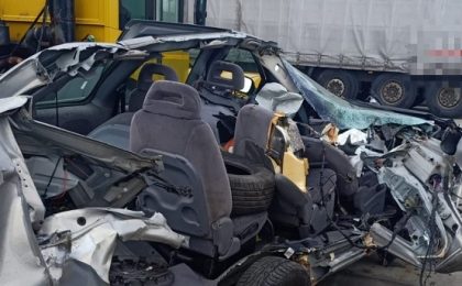 Accident în Timiș, un autoturism a intrat într-un autotren. Mașina avea numere false