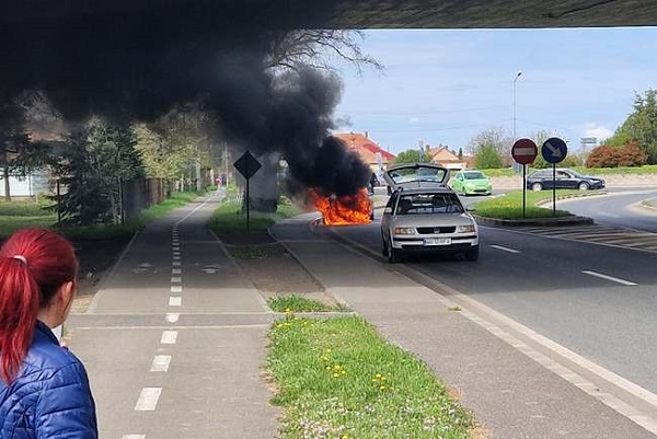 Un autoturism a luat foc în mers, în vestul țării