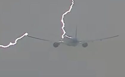 Un avion Tarom a fost lovit de fulger
