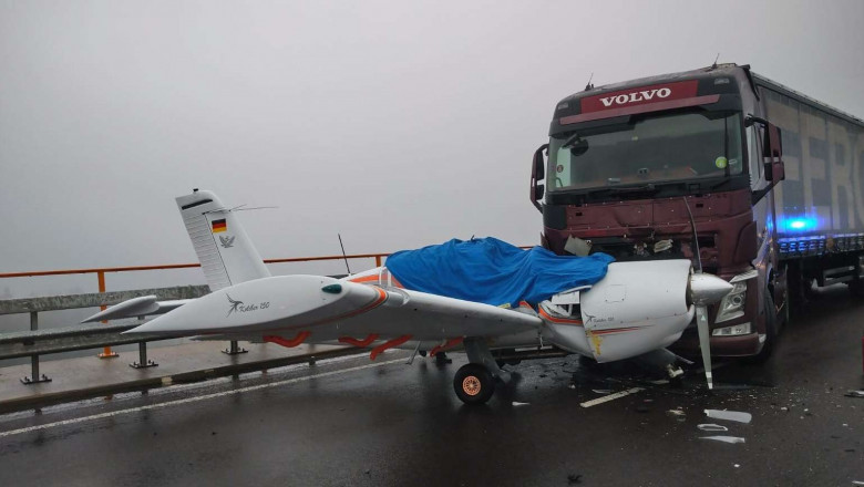 VIDEO. Un român s-a izbit cu TIR-ul de un avion, pe o autostradă din Germania