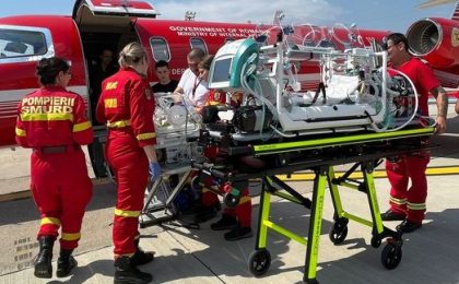 Doi bebeluşi aflaţi în stare critică, transportaţi de urgenţă de la Timișoara și Oradea, la Bucureşti cu avionul SMURD