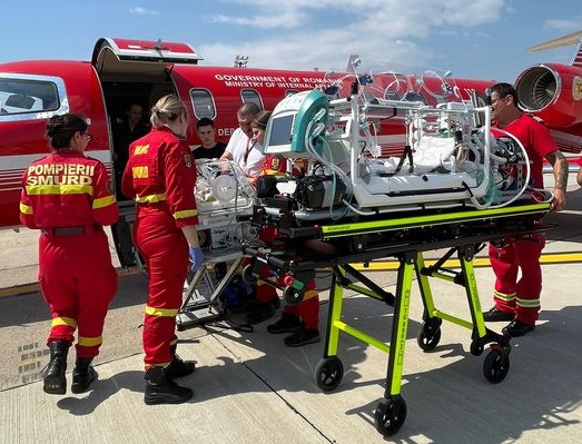 Doi bebeluşi aflaţi în stare critică, transportaţi de urgenţă de la Timișoara și Oradea, la Bucureşti cu avionul SMURD