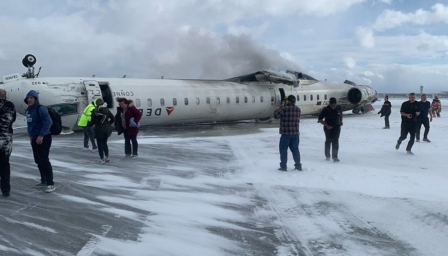 18 răniți, dintre care trei sunt în stare gravă, după ce un avion s-a răsturnat la aterizare în Toronto